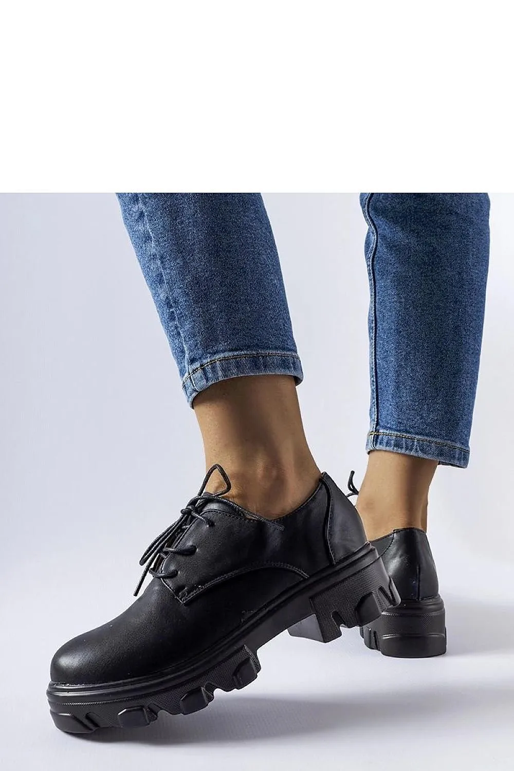 Black lacquered low shoes