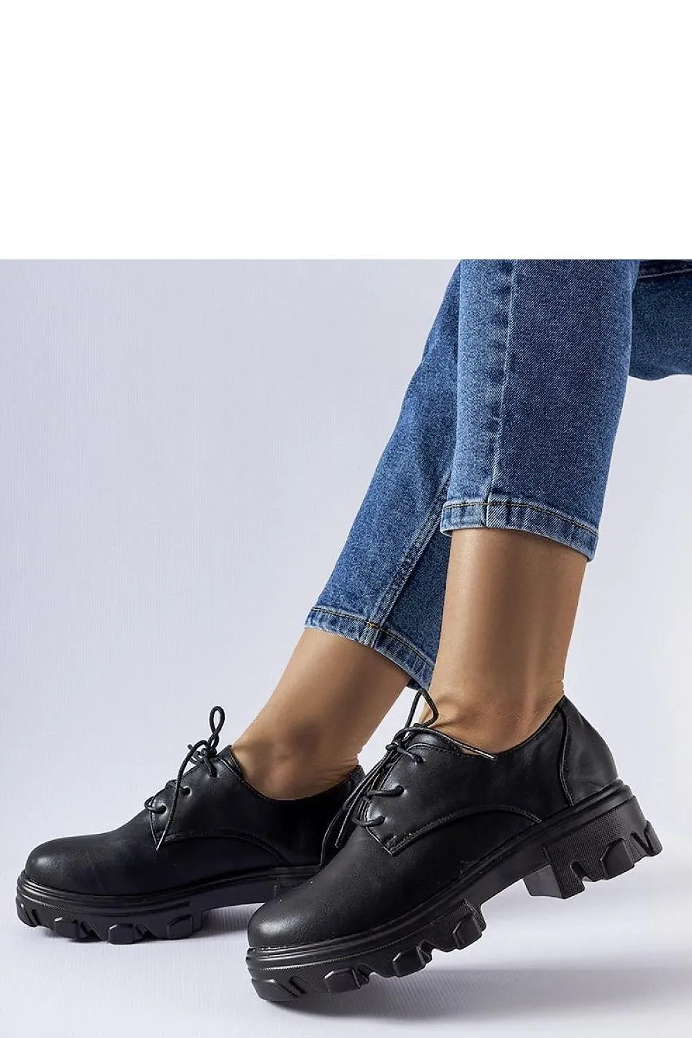 Black lacquered low shoes