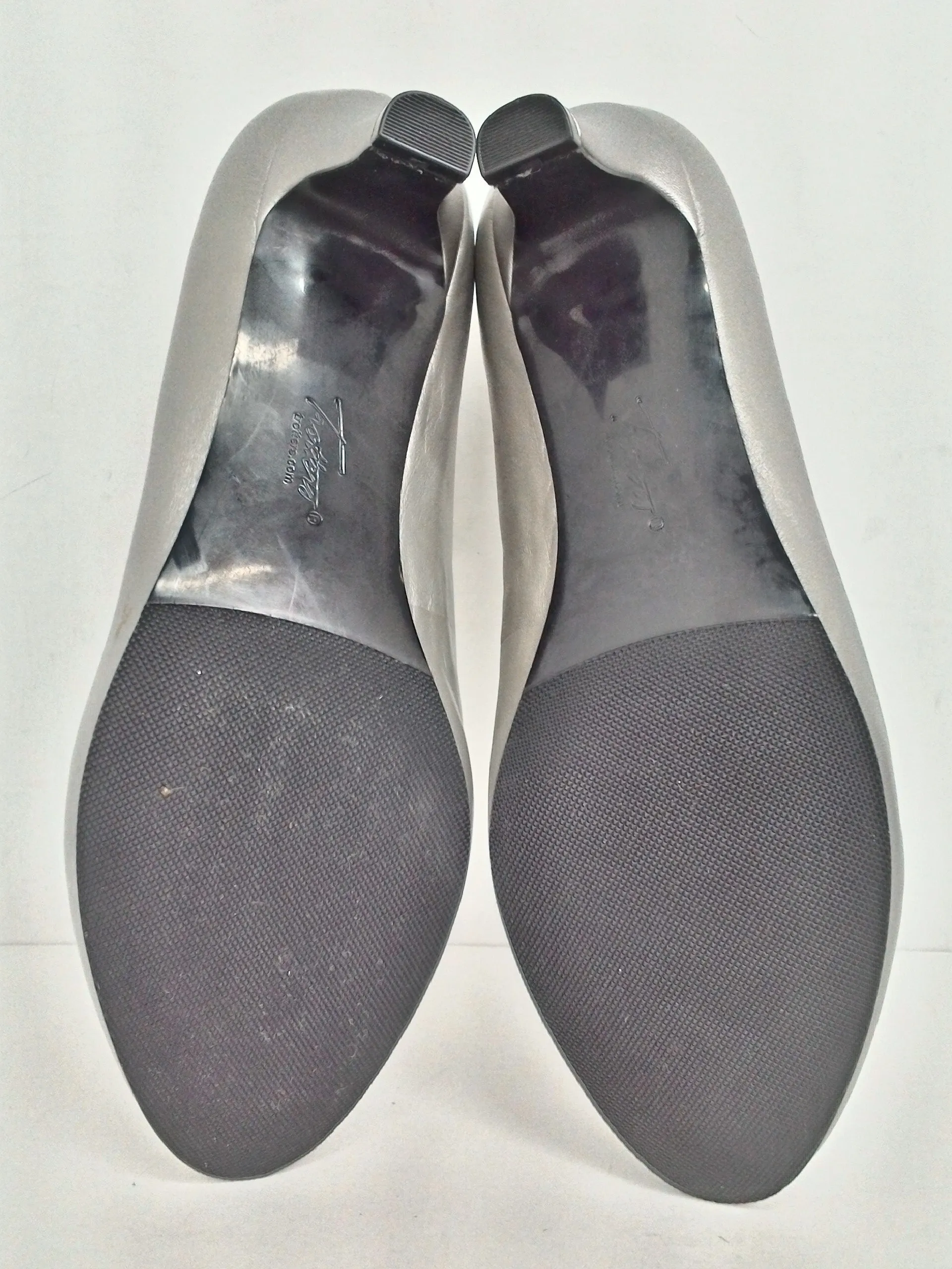 Trotters Women's Silver Heels Size 8.5 W
