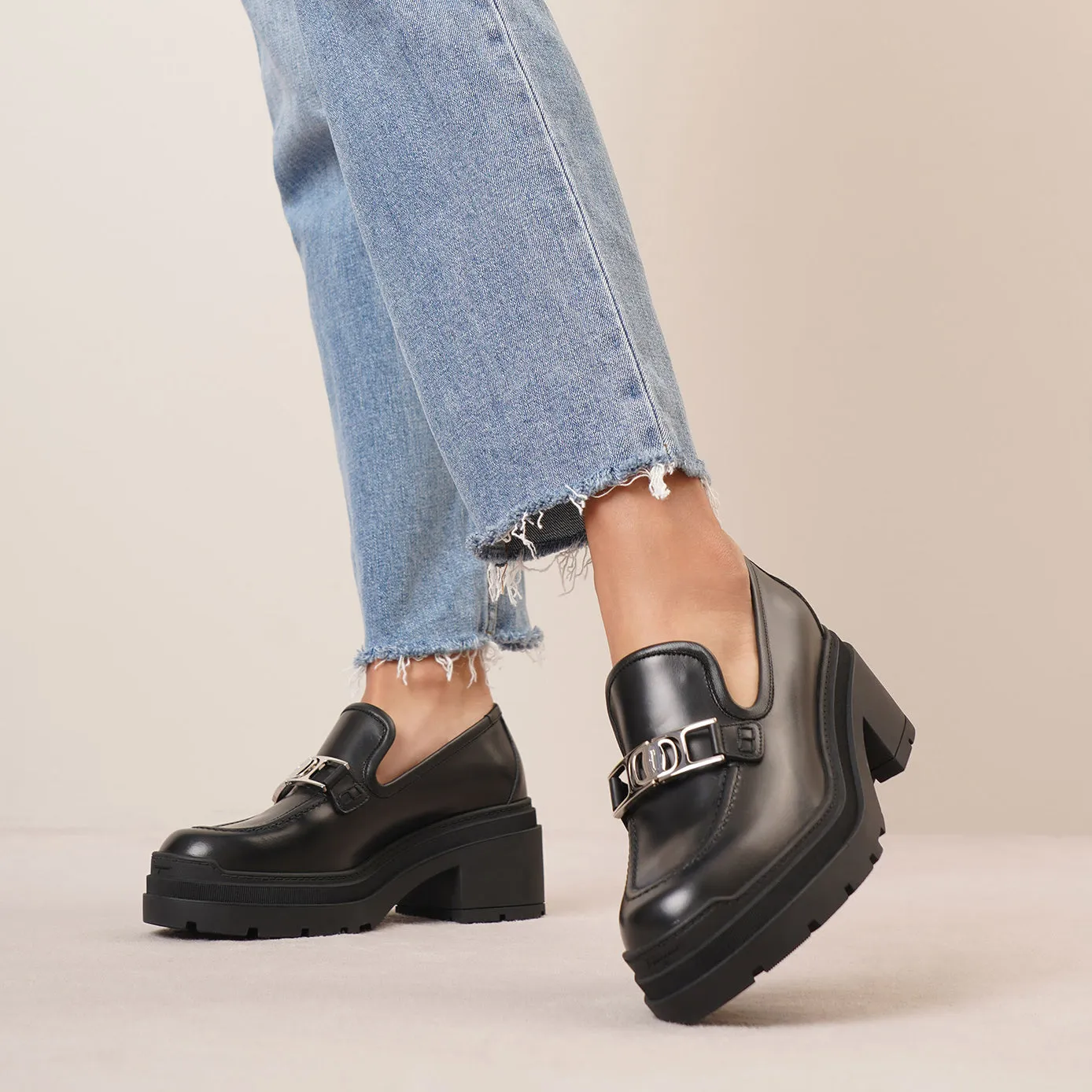 Vara chain black leather loafers